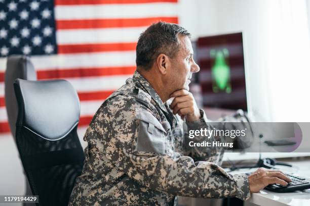 us soldier working on computer - ranking member stock pictures, royalty-free photos & images