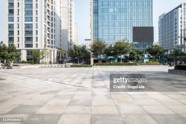 city square in front of kerry centre, hangzhou, china - geografische locatie stockfoto's en -beelden