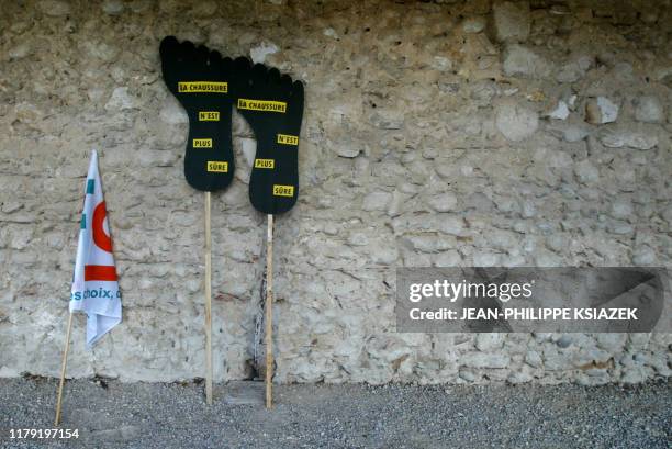 Des manifestants ont posé des banderoles en forme de chaussures lors de l'opération ville morte, le 08 novembre 2002 à Romans-sur-Isère pour l'emploi...