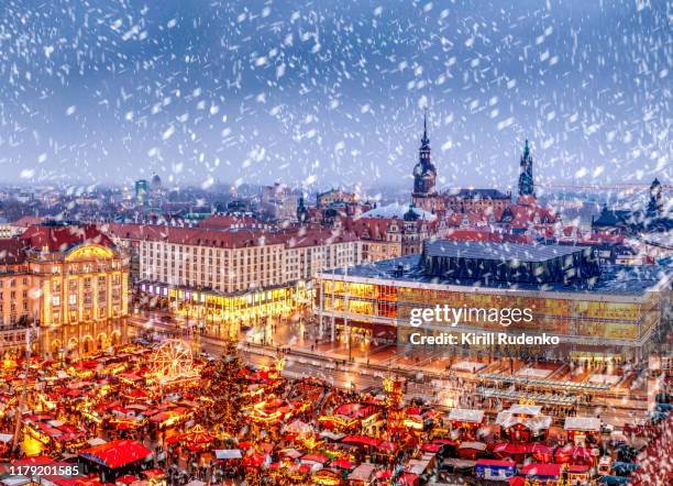 elevated view of striezelmarkt christmas market, dresden, germany - dresde fotografías e imágenes de stock