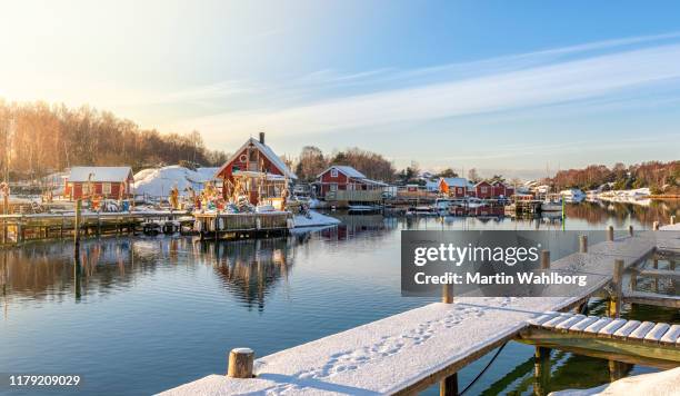 winter vissersdorp in zweden - göteborg stockfoto's en -beelden