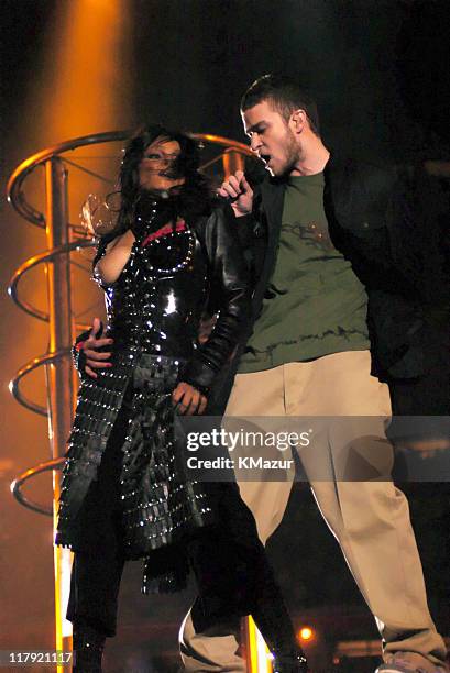 Janet Jackson and Justin Timberlake performs during the half - time show at Super Bowl XXXVIII