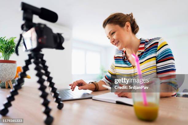creazione di video per promuovere la sua attività domestica - image based social media foto e immagini stock