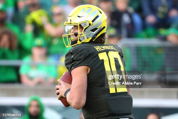 Justin Herbert of the Oregon Ducks looks to throw the ball in the first quarter against the California Golden Bears during their game at Autzen...