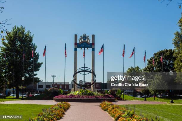 pella, iowa town square - pella iowa stock pictures, royalty-free photos & images