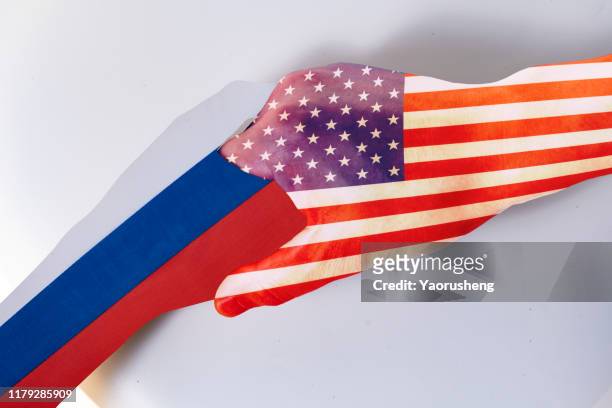usa and russia handshake, concept of world peace - diplomatie photos et images de collection