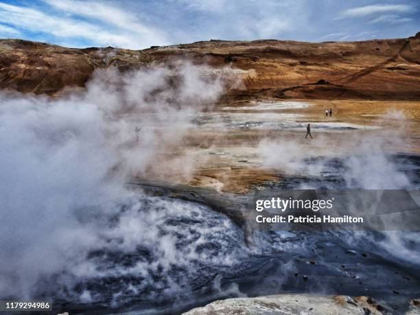 tourists strolling round hverir hot springs, iceland - schlammbad stock-fotos und bilder