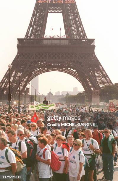 Plusieurs milliers de randonneurs sont rassemblés devant la Tour Eiffel, le 05 octobre à Paris, à l'occasion des célébrations du 50e anniversaire de...