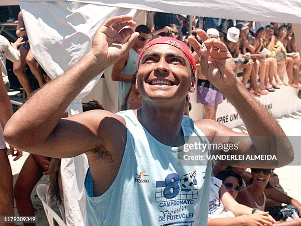 El jugador de la seleccion brasilena de futbol Romario sonreir para los hincha del equipo de Flamengo de Rio antes de un partido de Futevoley de...