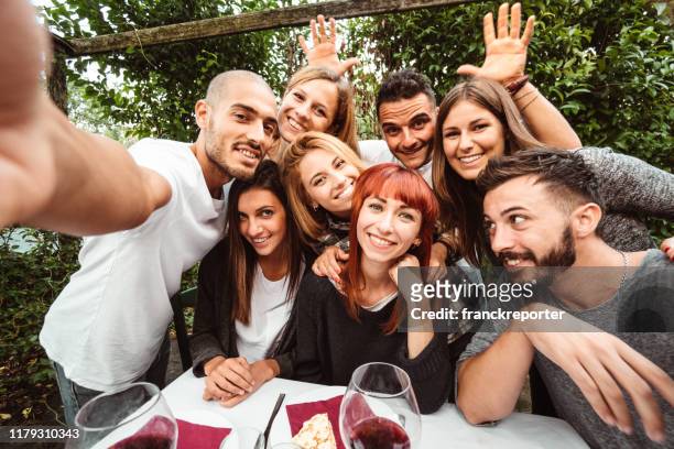amici fare un selfie al ristorante - generazione y foto e immagini stock