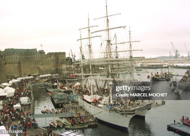 Le public se presse sur les bords de la rivière la Penfeld, le 13 Juillet 2000 à Brest, pour admirer le trois-mâts barque norvégien "Statsraad...