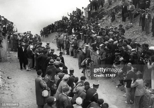 Les supporters attendent le peloton à son arrivée au sommet du Tourmalet, le 23 juillet lors de la 18ème étape, Tarbes-Pau, du Tour de France 1934.