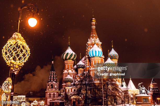 saint basil's cathedral on red square, moscow - orthodox christmas day in russia stock pictures, royalty-free photos & images