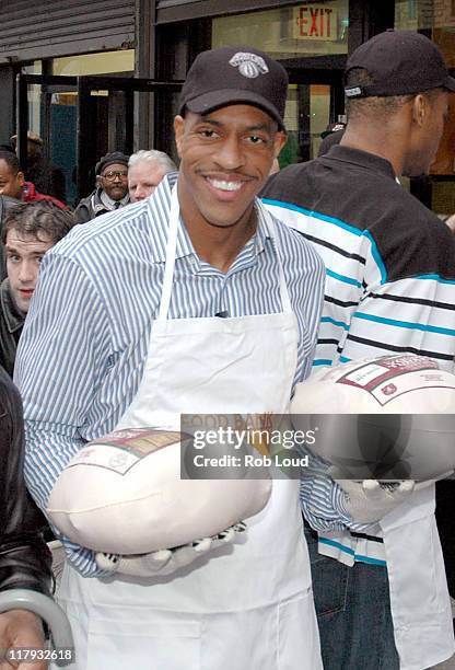Jerome Williams during Dennis Quaid and the New York Knicks Visit the FoodChange Community Kitchen in New York City - November 21, 2005 at FoodChange...