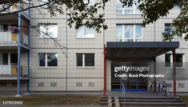 facade of prefabricated housing (plattenbau) in east berlin, germany - poverty in berlin foto e immagini stock