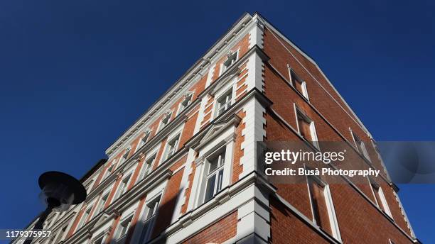 brick facade of pre-war residential building in the district of mitte, berlin, germany - berlin prenzlauer berg stock-fotos und bilder