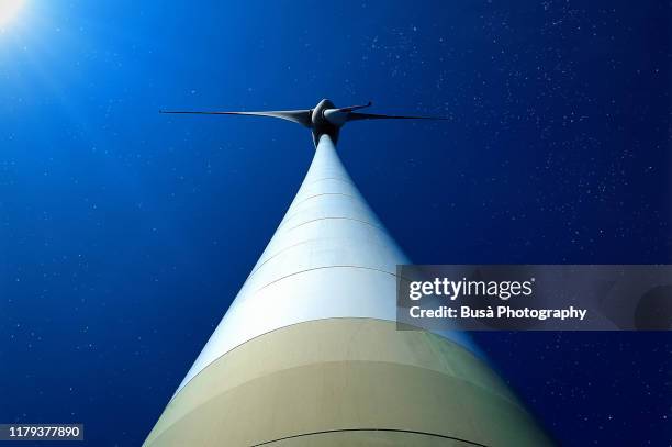 night view of wind turbine in the plains of brandenburg, germany - sterk perspectief stockfoto's en -beelden