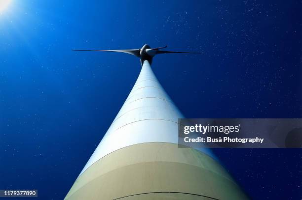 night view of wind turbine in the plains of brandenburg, germany - diminishing perspective - fotografias e filmes do acervo