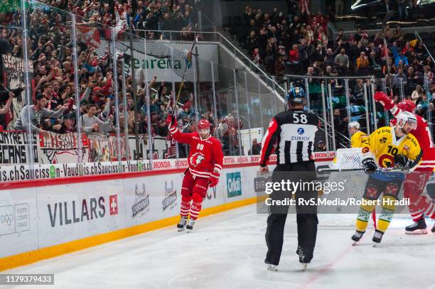 Cody Almond of Lausanne HC celebrates his goal with teammates during the Swiss National League game between Lausanne HC and SC Bern at Vaudoise Arena...