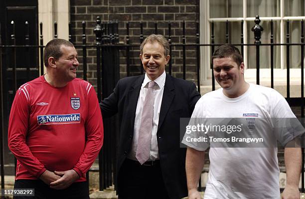 48 World Cup Tony Blair Signs England Fans Tour Bus Photos & High Res