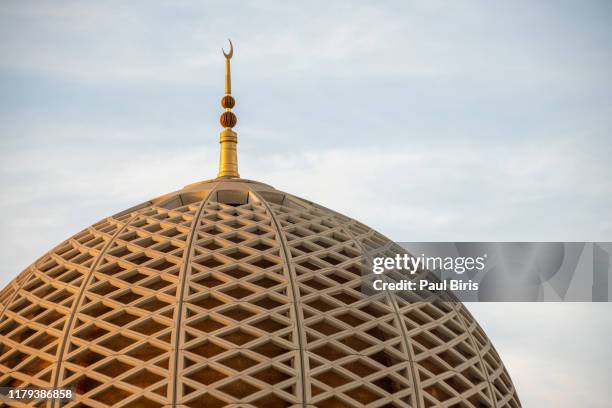 dome of the sultan qaboos grand mosque in muscat, oman - arabian peninsula stock pictures, royalty-free photos & images