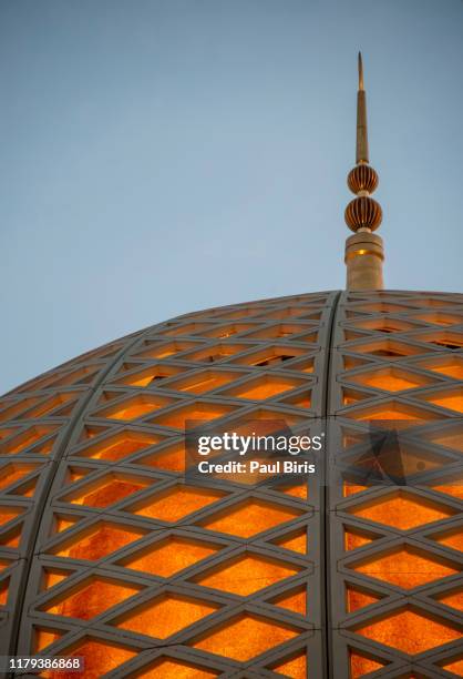 dome of the sultan qaboos grand mosque in muscat, oman - grand mosque oman stock-fotos und bilder