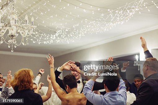 ¡Después de las formalidades, nos vamos de fiesta! ¡Después de las formalidades, nos vamos de fiesta!