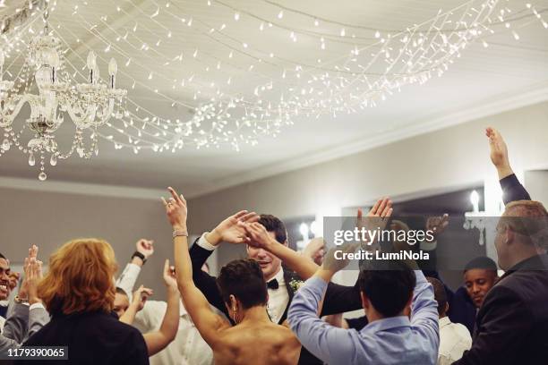 na de formaliteiten, wij feesten! - bridal styles stockfoto's en -beelden