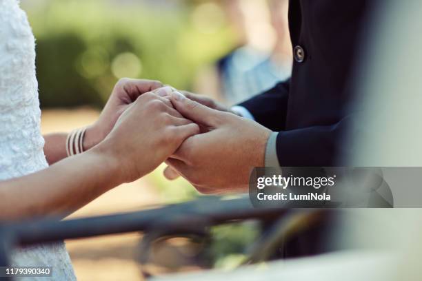 prometo tenerte en mi corazón para siempre - promesas de matrimonio fotografías e imágenes de stock
