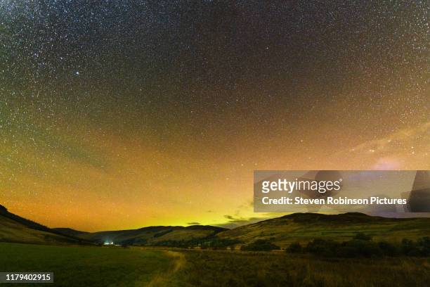 aurora borealis over glen quaich - grampian - scotland photos et images de collection