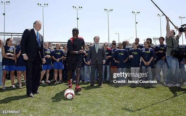 Govener George Pataki and US Soccer Star Eddie Johnson score a goal for New York City youth through the Nike Go Program