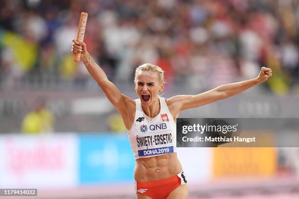 Justyna Święty-Ersetic of Poland celebrates winning silver in the Women's 4x400 metres relay final during day ten of 17th IAAF World Athletics...