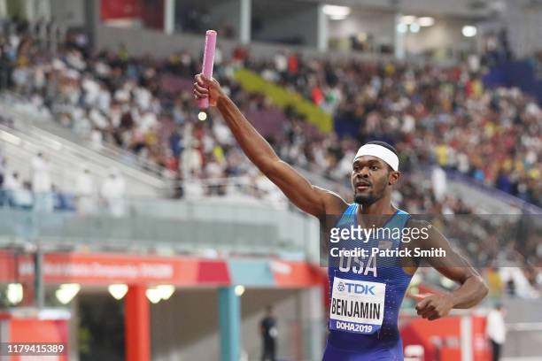 Rai Benjamin of the United States celebrates winning gold for the United States in the Men's 4x400 metres relay final during day ten of 17th IAAF...