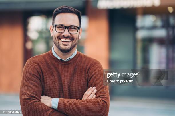 lachende man buitenshuis in de stad - job glasses stockfoto's en -beelden