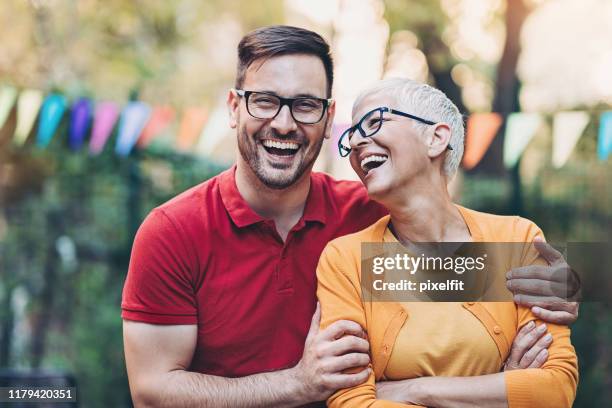 mutter und sohn - old man laughing and glasses stock-fotos und bilder