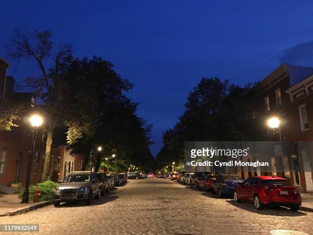 cobblestone street and fells point neighborhood at dusk - baltimore maryland stock-fotos und bilder
