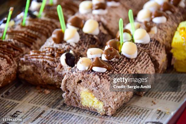 uzbek chocolate roll cakes - cake sale stock-fotos und bilder