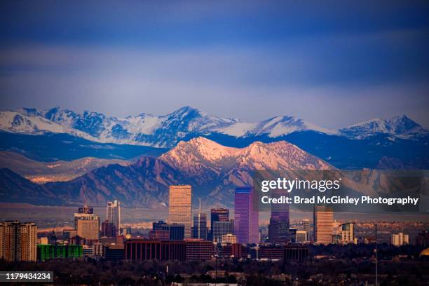 denver and the flatirons - colorado stock-fotos und bilder