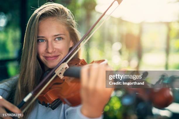 adolescente che suona il violino - violino foto e immagini stock