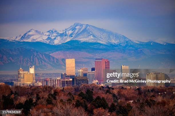 denver cityscape with mount meeker and longs peak - front range mountain range fotografías e imágenes de stock