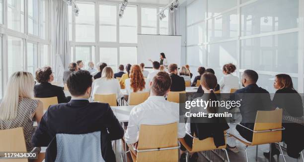 femme d'affaires indienne menant le séminaire - crowded stock photos et images de collection