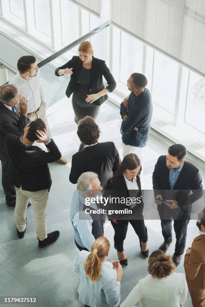 groep zakenmensen in congrescentrum - bustling office stockfoto's en -beelden