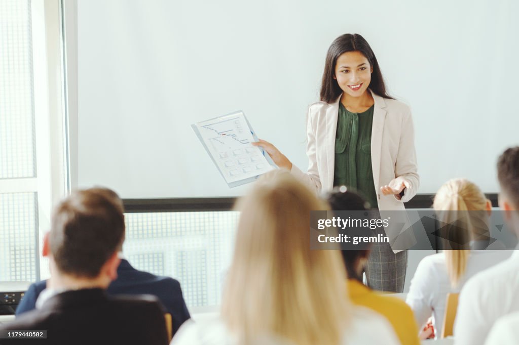 Indisk affärskvinna som leder seminariet
