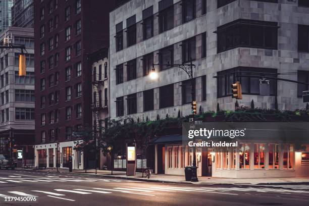 cafe at dusk, midtown manhattan - restaurant strasse stock-fotos und bilder