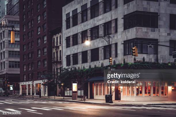 cafe at dusk, midtown manhattan - bright lights big city visions of new york at night stockfoto's en -beelden