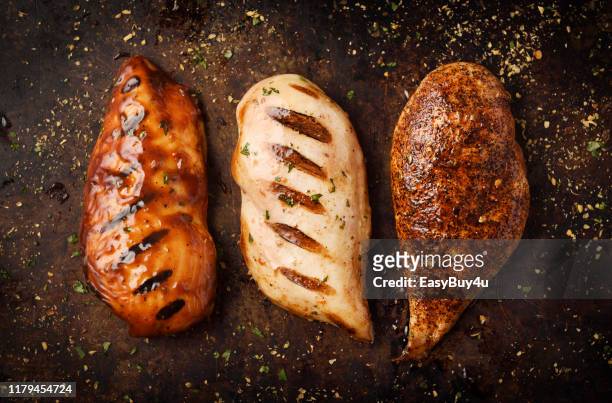petto di pollo alla griglia e arrosto con condimento - salsa barbecue foto e immagini stock