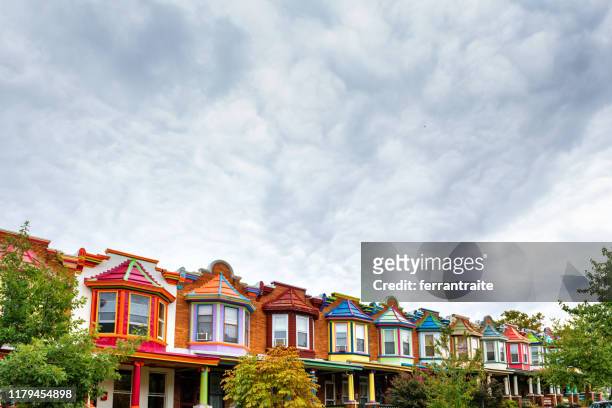 colorful houses of baltimore - baltimore maryland imagens e fotografias de stock