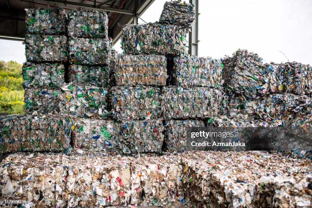 Ballen aus komprimierten recycelbaren Materialien im Freien gestapelt