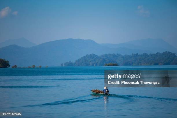 the nam ngum reservoir, vientiane, laos - vang vieng stockfoto's en -beelden