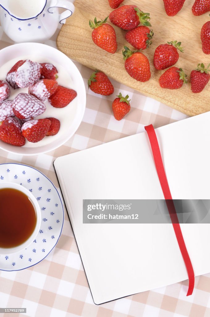 Morangos com Livro de Receitas em branco e verifique Toalha de Mesa